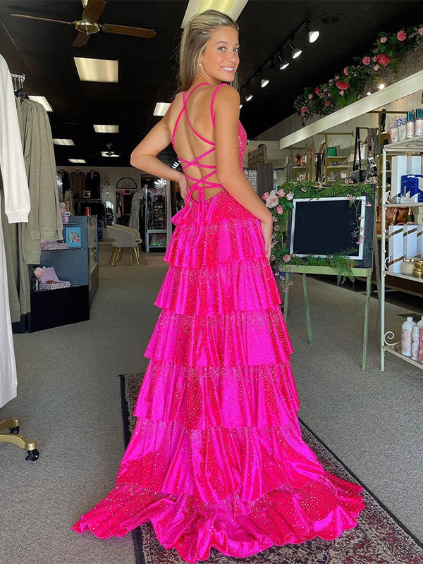 Vestido longo de baile rosa fúcsia com glitter, alças finas e babados, com fenda