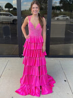 Vestido longo de baile rosa fúcsia com glitter, alças finas e babados, com fenda