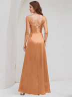 Vestido longo de cetim em linha A, um ombro só e sem mangas com fenda