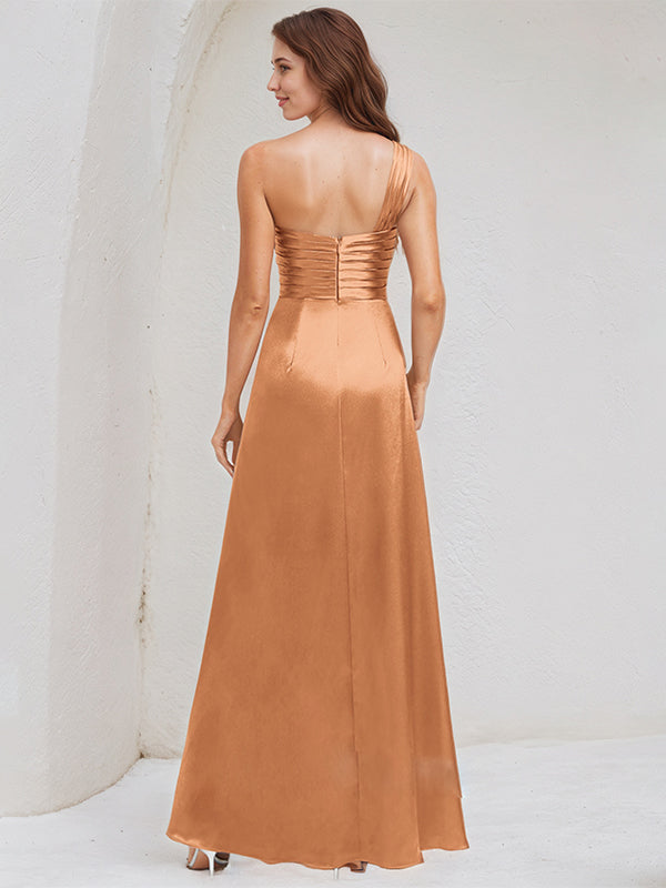 Vestido longo de cetim em linha A, um ombro só e sem mangas com fenda