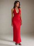 Vestido formal vermelho em cetim, comprimento até o tornozelo, decote halter, sem mangas, costas abertas