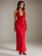 Vestido formal vermelho em cetim, comprimento até o tornozelo, decote halter, sem mangas, costas abertas