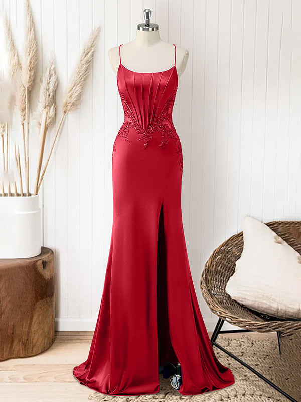 Vestido longo vermelho sereia com corpete, alças finas e apliques para formatura