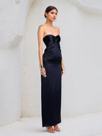 Robe fourreau/colonne bleu marine en satin, sans manches, décolleté cœur avec fente