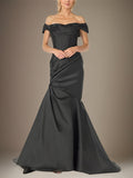 Vestido de madre de la novia negro trompeta/sirena, sin tirantes, largo hasta el suelo y sin mangas con escote hombros descubiertos