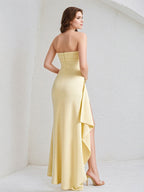 Abito giallo in chiffon senza maniche con spalle scoperte e spacco alto