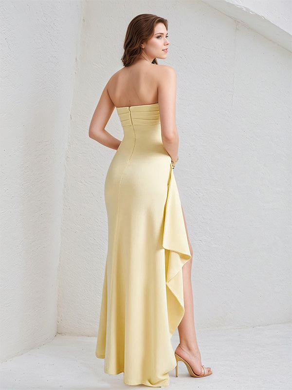 Abito giallo in chiffon senza maniche con spalle scoperte e spacco alto