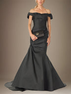 Vestido de madre de la novia negro trompeta/sirena, sin tirantes, largo hasta el suelo y sin mangas con escote hombros descubiertos