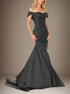 Vestido de madre de la novia negro trompeta/sirena, sin tirantes, largo hasta el suelo y sin mangas con escote hombros descubiertos