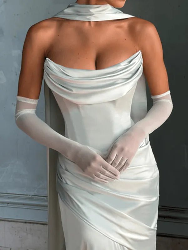 Elegantes mintgrünes schulterfreies plissiertes Maxikleid