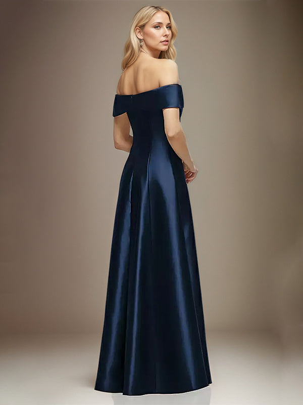 Vestido longo azul marinho em cetim, evasê, ombro a ombro com laço