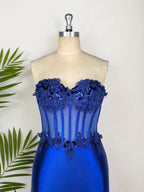 Robe courte moulante bustier en satin avec appliques pour bal de fin d'année