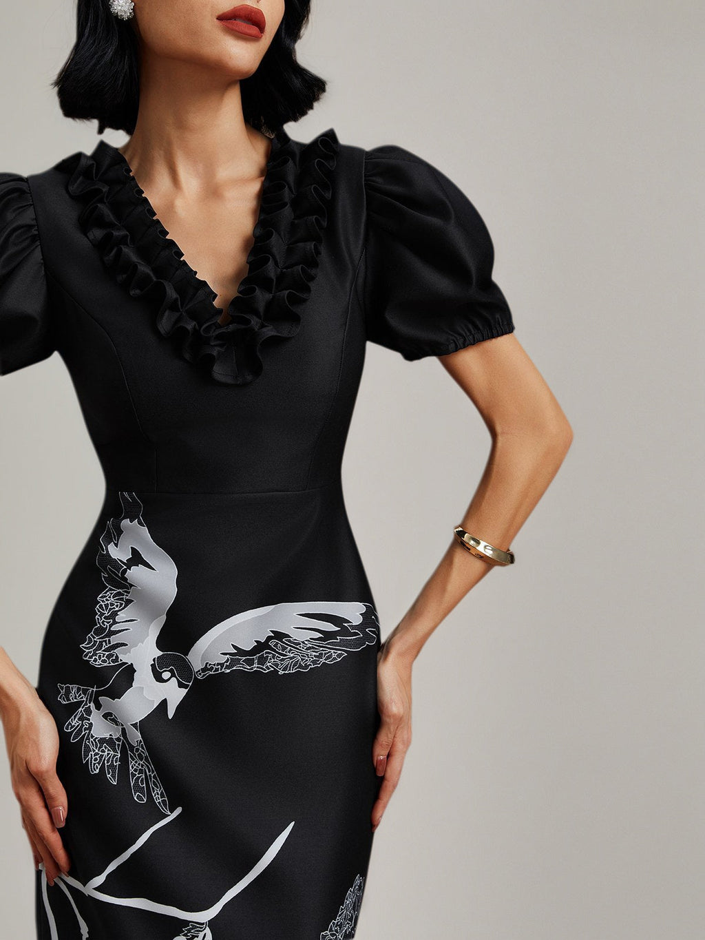 Vestido midi preto com pregas, decote em V e mangas bufantes