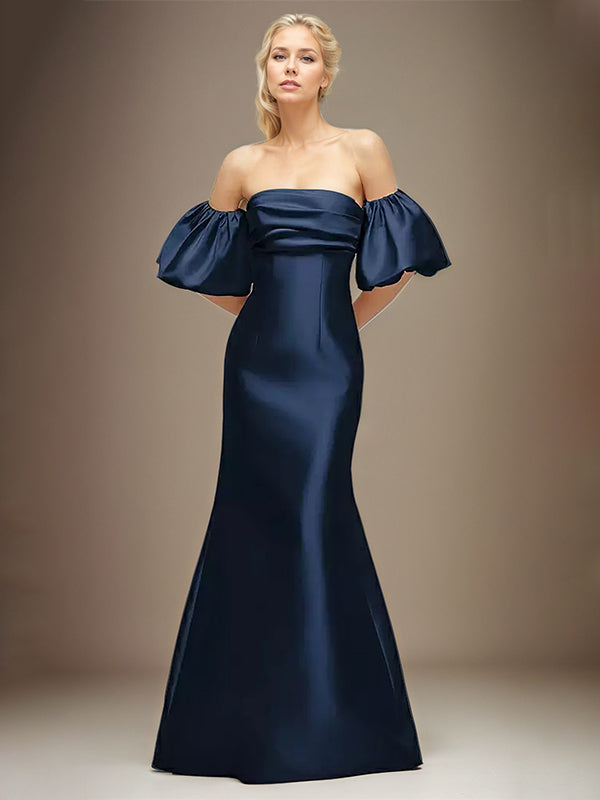 Vestido longo azul marinho de cetim estilo tubinho/coluna, ombro a ombro com mangas bufantes