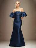 Vestido longo azul marinho de cetim estilo tubinho/coluna, ombro a ombro com mangas bufantes
