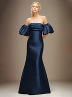 Vestido longo azul marinho de cetim estilo tubinho/coluna, ombro a ombro com mangas bufantes