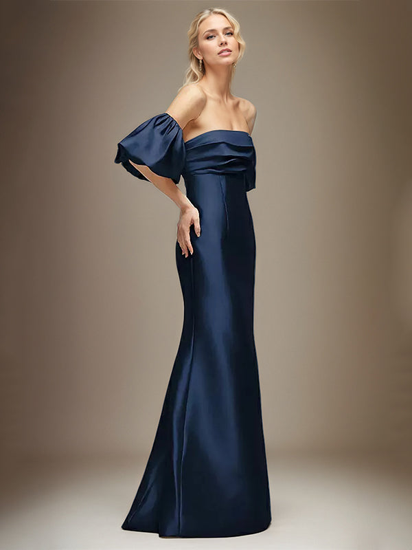 Vestido longo azul marinho de cetim estilo tubinho/coluna, ombro a ombro com mangas bufantes