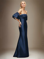 Vestido longo azul marinho de cetim estilo tubinho/coluna, ombro a ombro com mangas bufantes