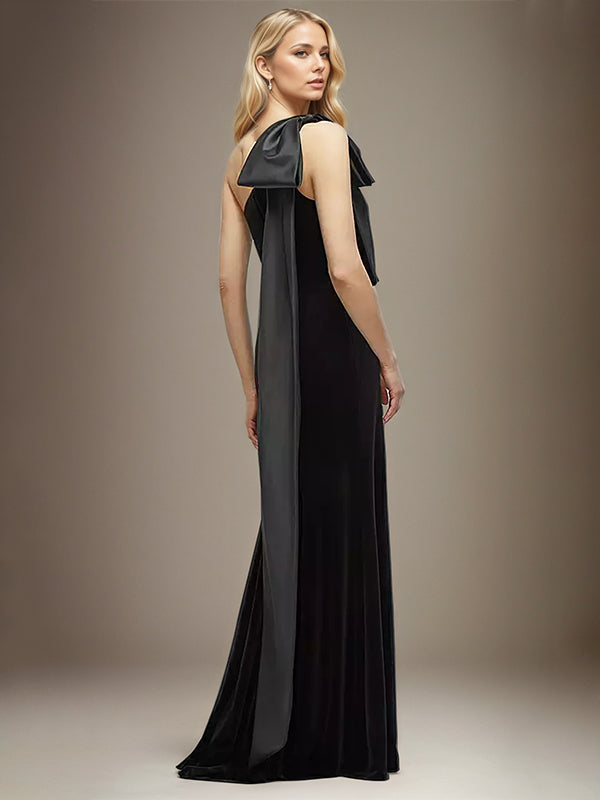 Robe longue en crêpe stretch, coupe droite/colonne, une épaule, sans manches, avec nœud
