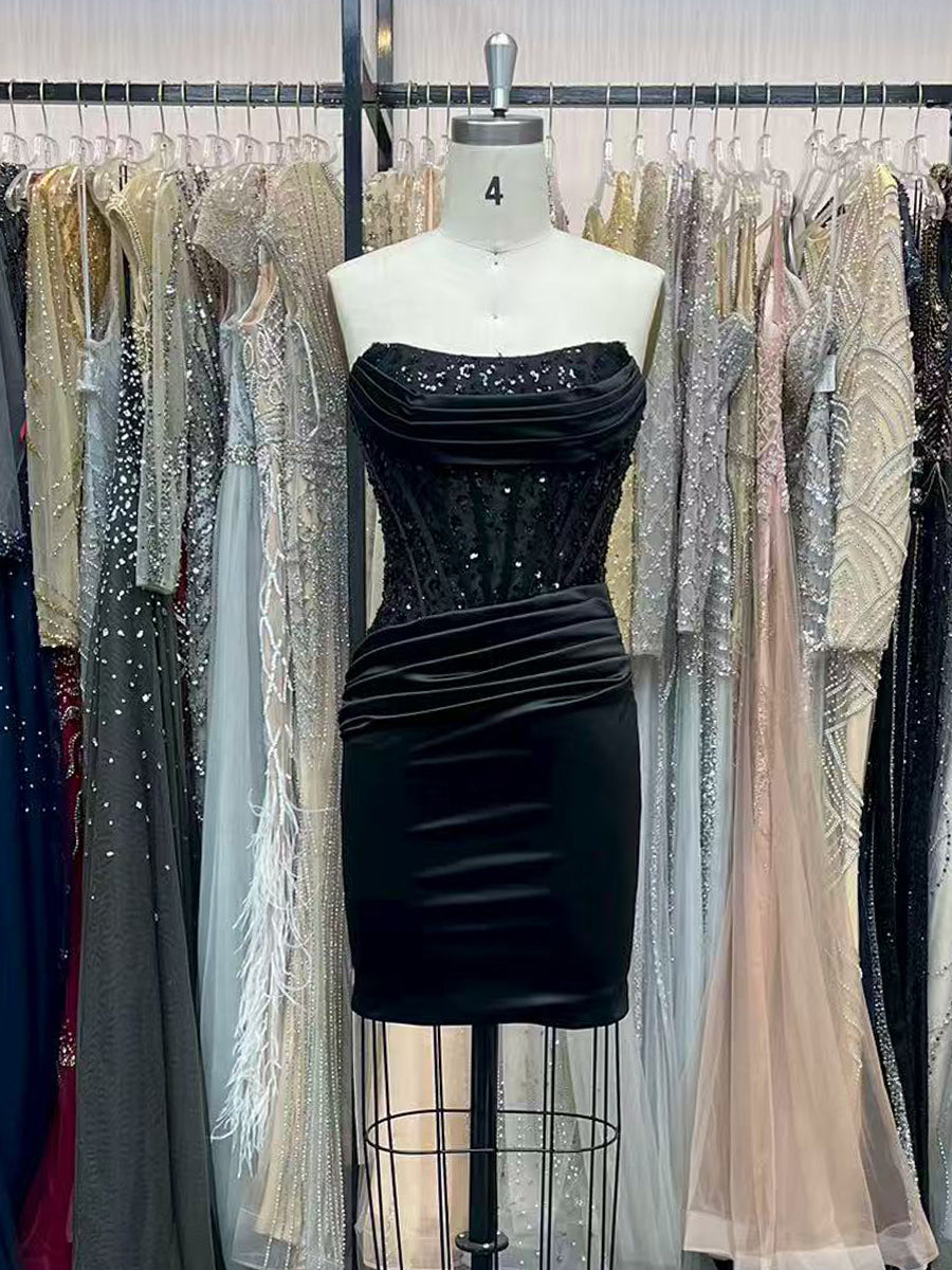 Eng anliegendes kurzes Satin-Kleid mit Rundhalsausschnitt und Applikationen für den Abschlussball