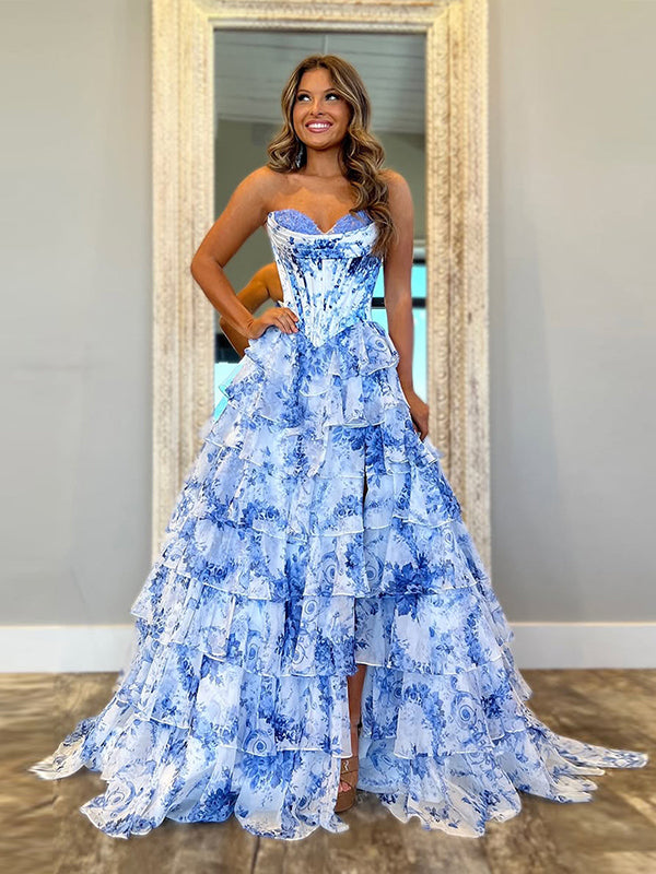 Vestido longo rosa evasê, tomara que caia, decote coração, estampa, camadas de tule com fenda