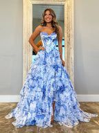Vestido longo rosa evasê, tomara que caia, decote coração, estampa, camadas de tule com fenda