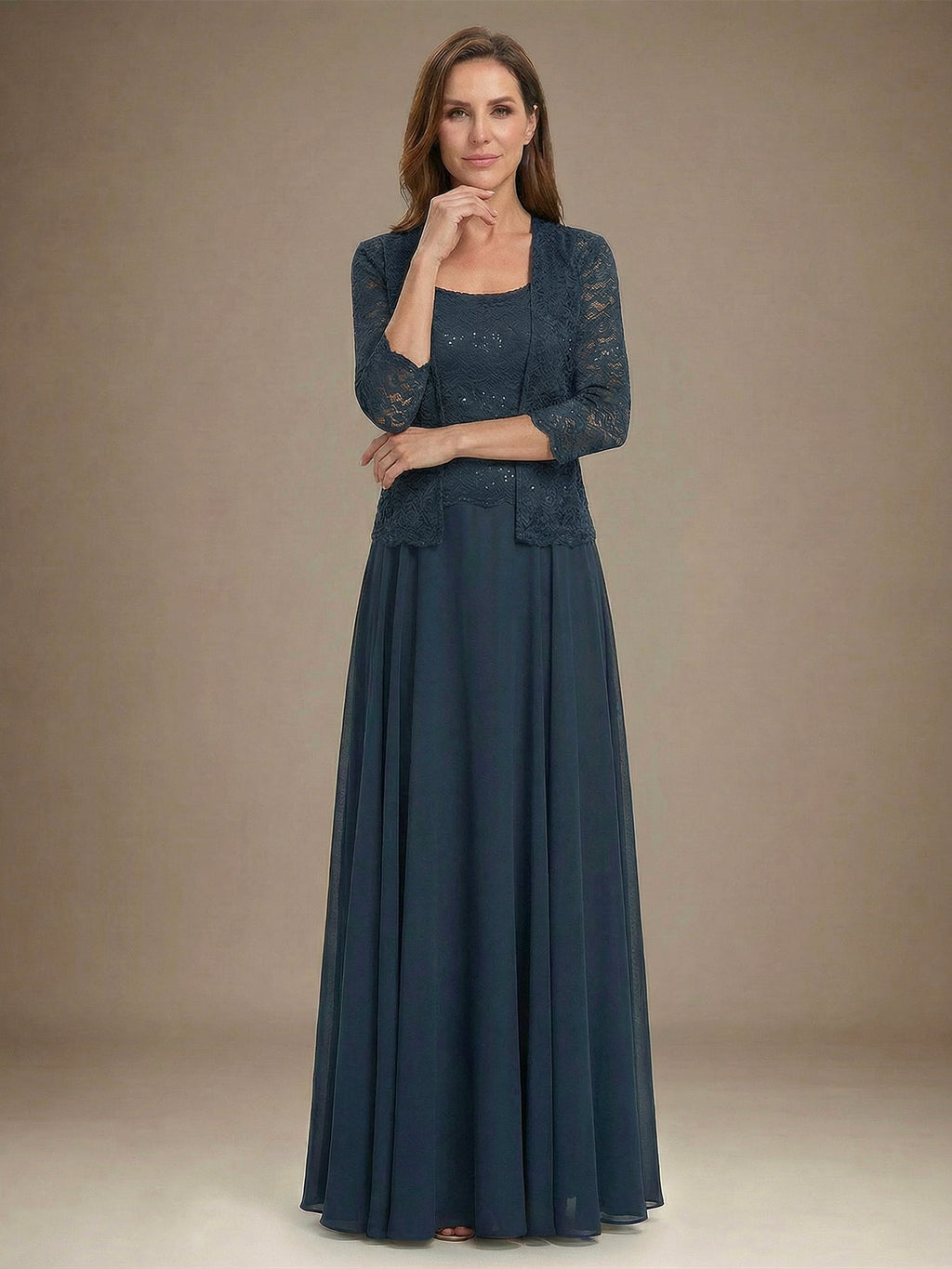 Vestido de mãe da noiva longo em chiffon de renda, corte em linha A e decote quadrado com lantejoulas