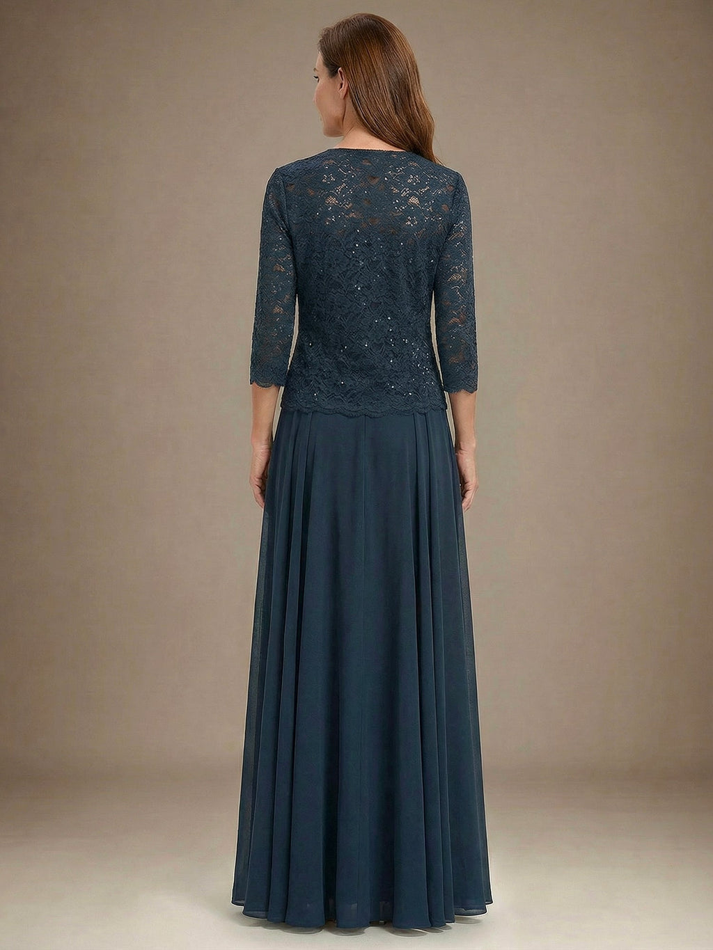 Vestido de mãe da noiva longo em chiffon de renda, corte em linha A e decote quadrado com lantejoulas