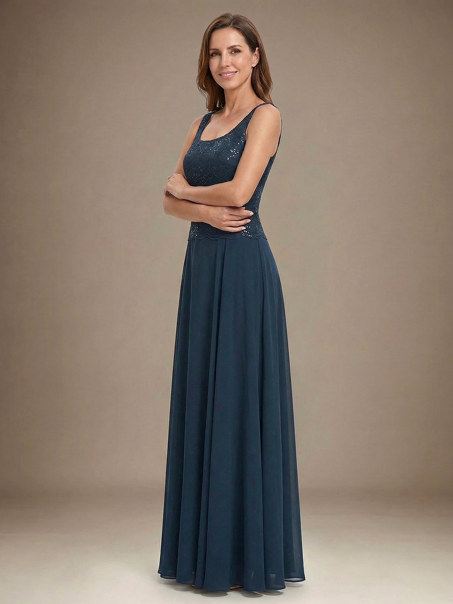 Vestido de mãe da noiva longo em chiffon de renda, corte em linha A e decote quadrado com lantejoulas