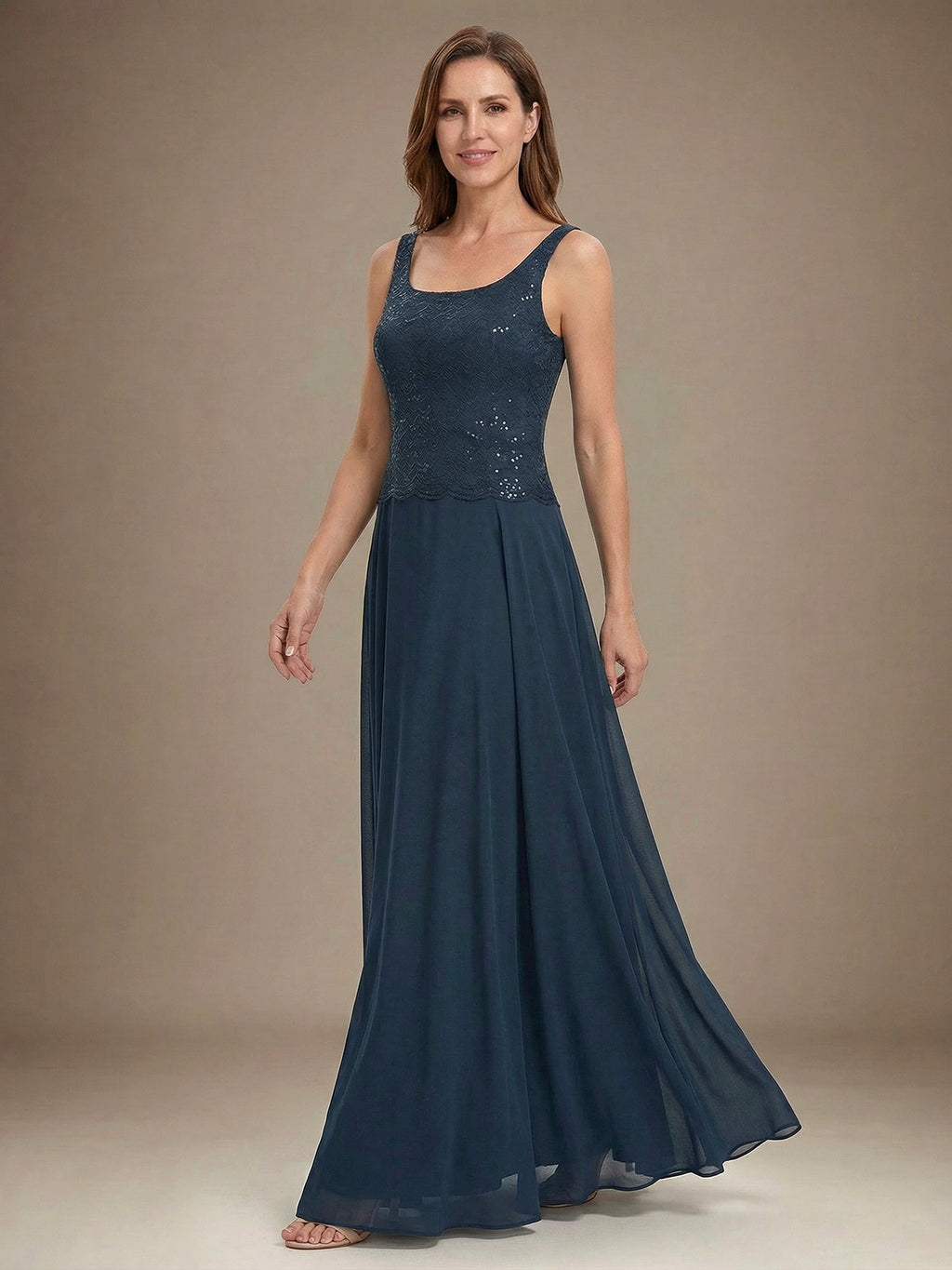 Vestido de mãe da noiva longo em chiffon de renda, corte em linha A e decote quadrado com lantejoulas