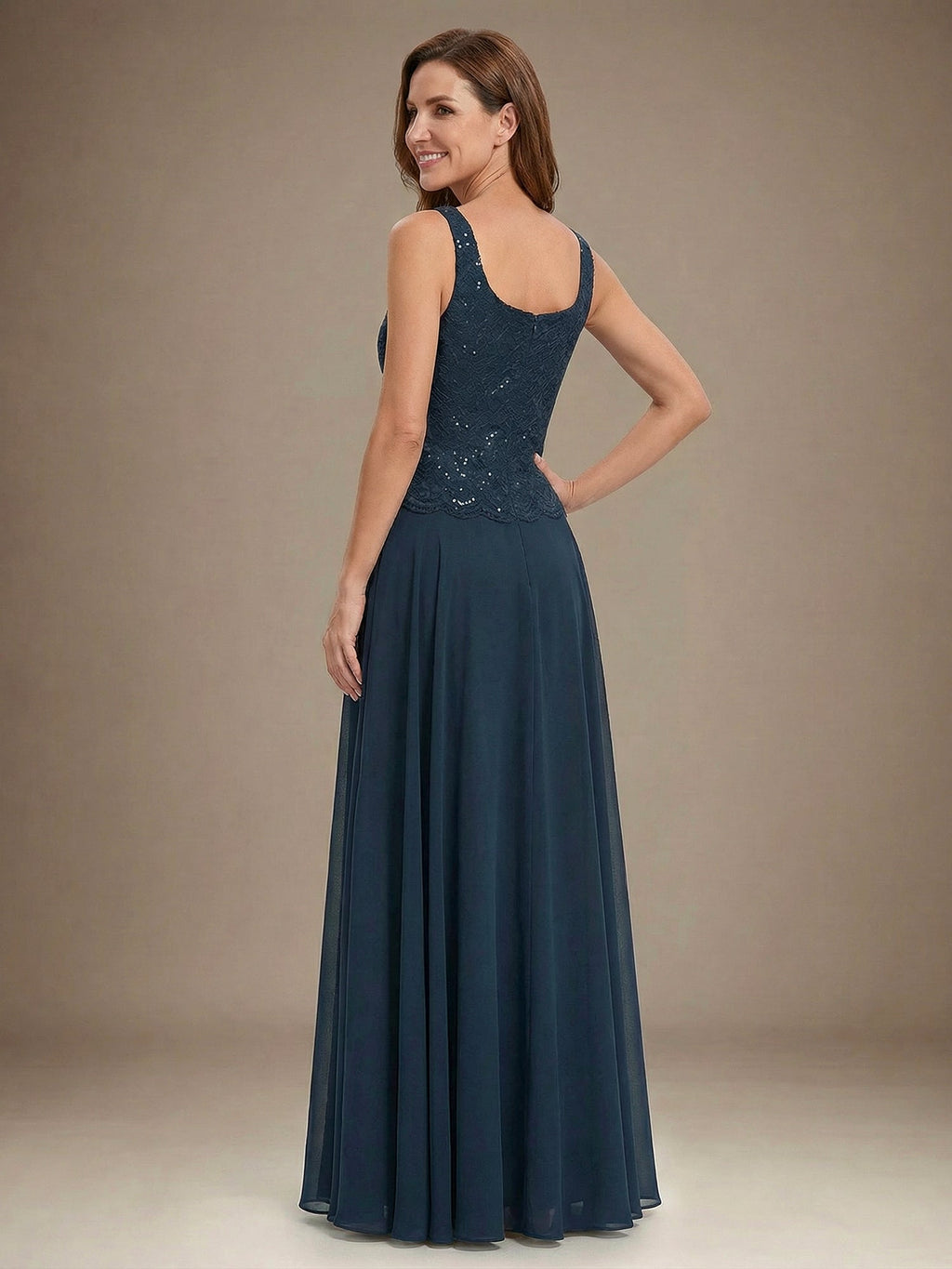 Vestido de mãe da noiva longo em chiffon de renda, corte em linha A e decote quadrado com lantejoulas