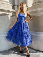 Abito da ballo azzurro a linea ad A con scollo a V in tulle, lunghezza tea