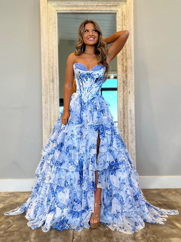 Vestido longo rosa evasê, tomara que caia, decote coração, estampa, camadas de tule com fenda