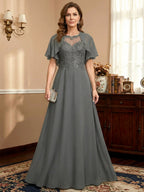 Vestido de mãe da noiva em chiffon e renda com ilusão decote redondo, em linha A, comprimento até o chão com lantejoulas