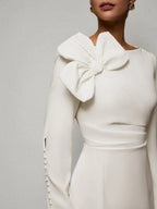 Vestido midi blanco ajustado con mangas largas y lazo
