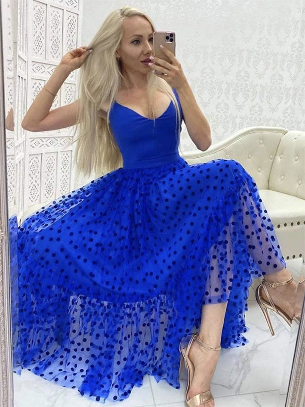Abito da ballo azzurro a linea ad A con scollo a V in tulle, lunghezza tea