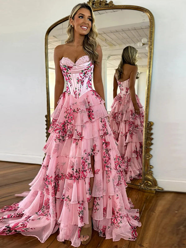 Vestido longo rosa evasê, tomara que caia, decote coração, estampa, camadas de tule com fenda