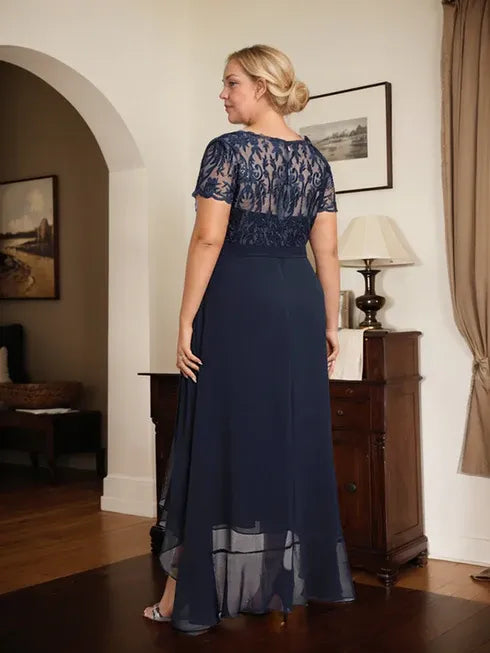 Vestido de mãe da noiva em chiffon assimétrico com decote redondo, ilusão, renda, laço, babados e lantejoulas em corte evasê