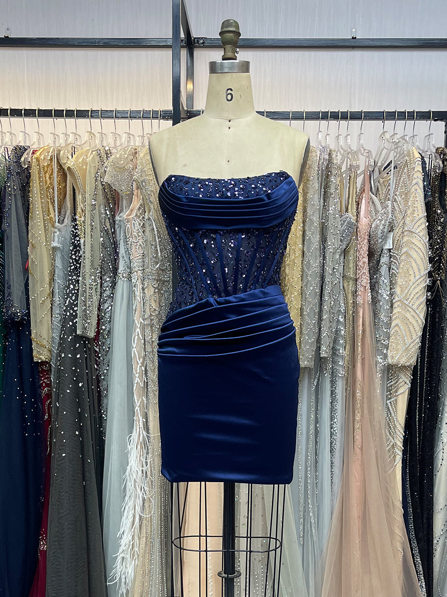 Eng anliegendes kurzes Satin-Kleid mit Rundhalsausschnitt und Applikationen für den Abschlussball