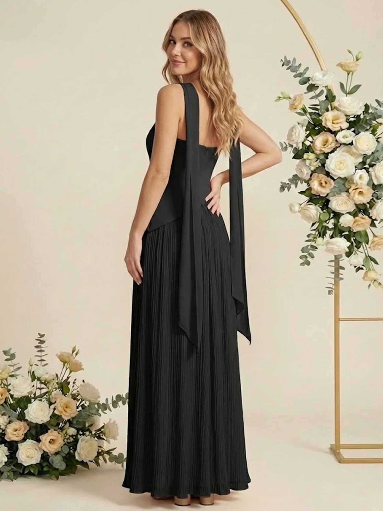 Abito lungo da damigella d'onore in chiffon a pieghe, senza spalline e linea a trapezio per donna