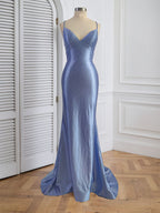 Robe de bal longue sirène bleue à bretelles spaghetti, col en V, ornée de strass