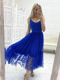 Abito da ballo azzurro a linea ad A con scollo a V in tulle, lunghezza tea