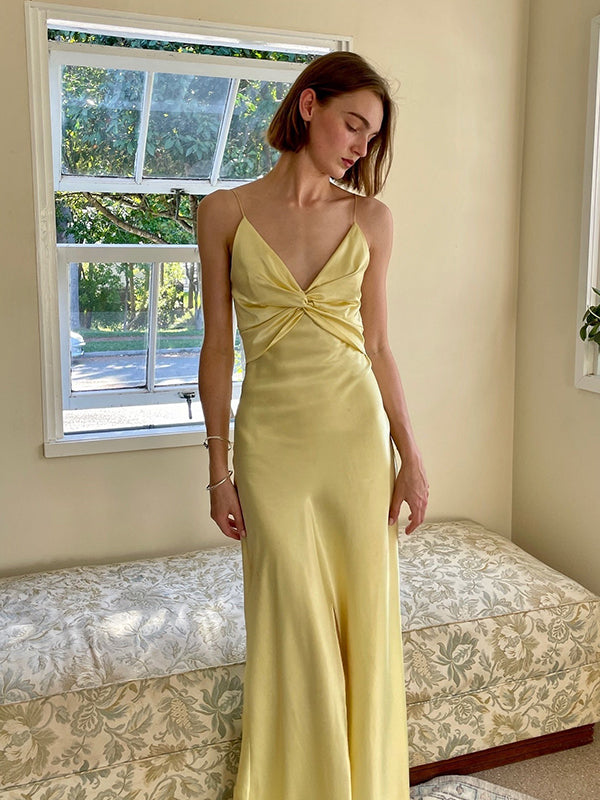 Robe de bal jaune, coupe droite, bretelles spaghetti, longue, avec dos ajouré