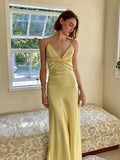 Robe de bal jaune, coupe droite, bretelles spaghetti, longue, avec dos ajouré