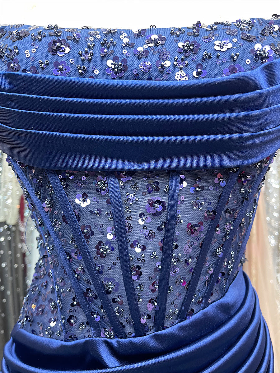 Abito corto attillato in raso per festa con applicazioni
