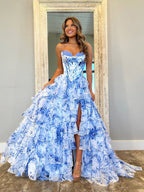 Vestido longo rosa evasê, tomara que caia, decote coração, estampa, camadas de tule com fenda