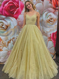 Robe de bal longue champagne en tulle à bretelles spaghetti, col en V, coupe trapèze