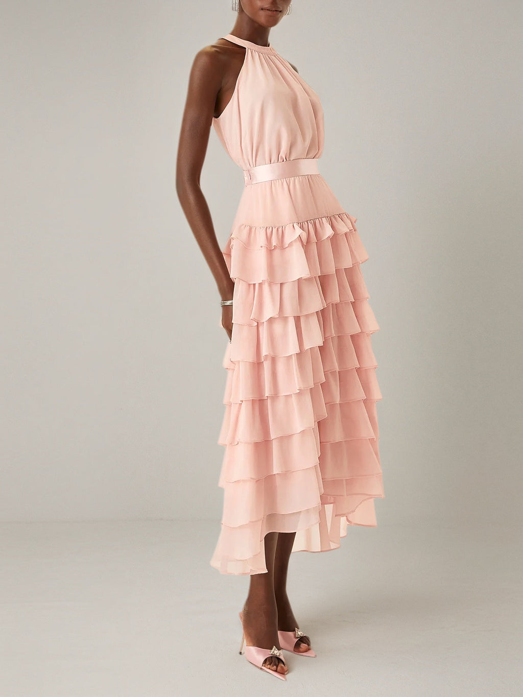 Rosa zweiteiliges Maxikleid aus gestuftem Chiffon mit Peplum, Neckholder und ärmellos in A-Linie