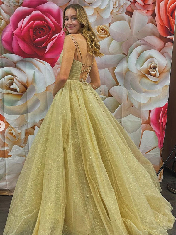 Robe de bal longue champagne en tulle à bretelles spaghetti, col en V, coupe trapèze