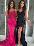 Vestito da ballo lungo fucsia scintillante a sirena con spalline sottili e paillettes, con spacco